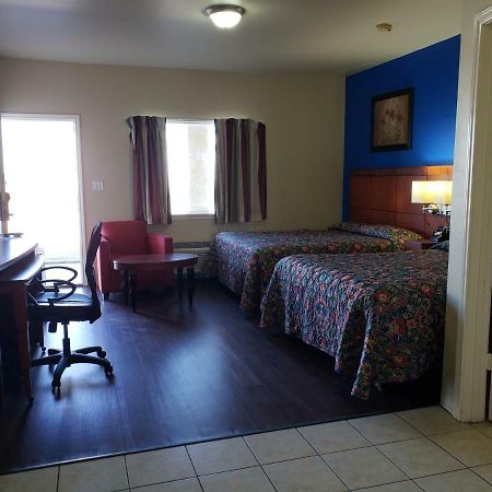 ויקטוריה Crossroads Inn & Suites מראה חיצוני תמונה