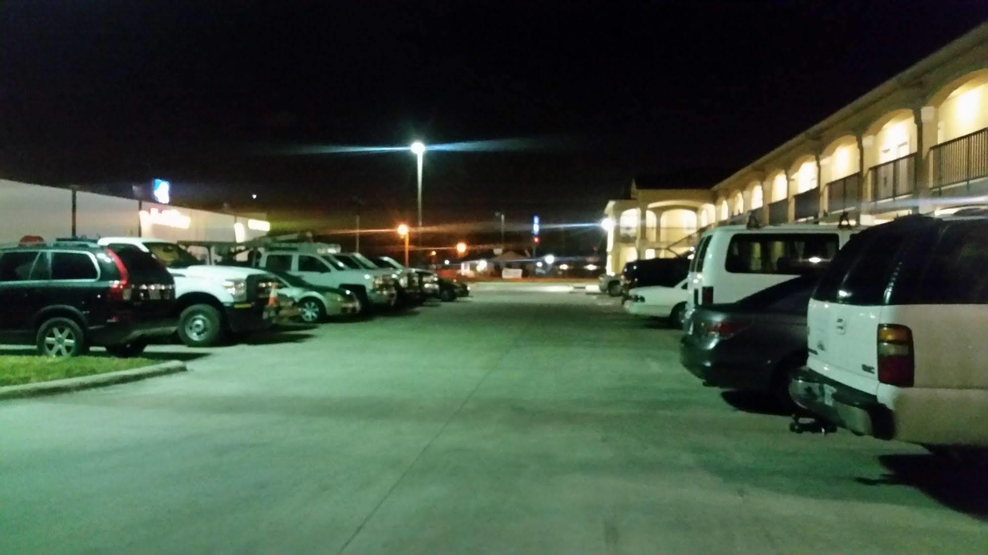 ויקטוריה Crossroads Inn & Suites מראה חיצוני תמונה