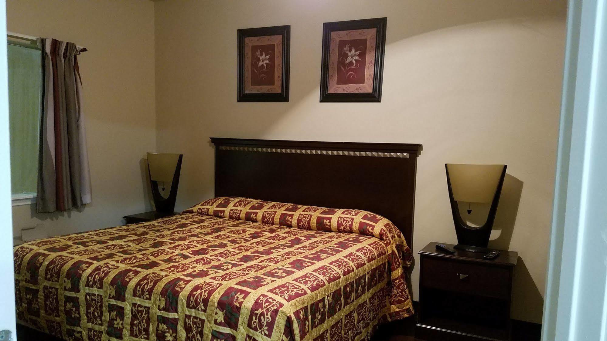 ויקטוריה Crossroads Inn & Suites מראה חיצוני תמונה