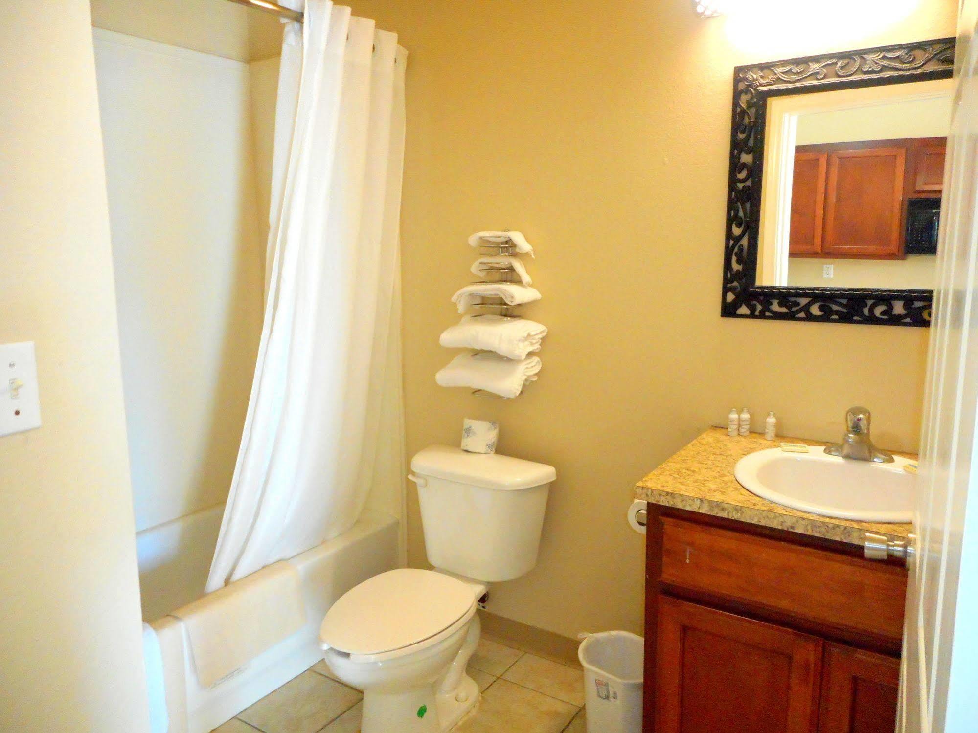 ויקטוריה Crossroads Inn & Suites מראה חיצוני תמונה