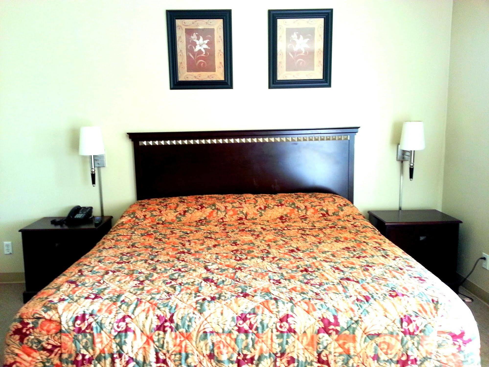 ויקטוריה Crossroads Inn & Suites מראה חיצוני תמונה