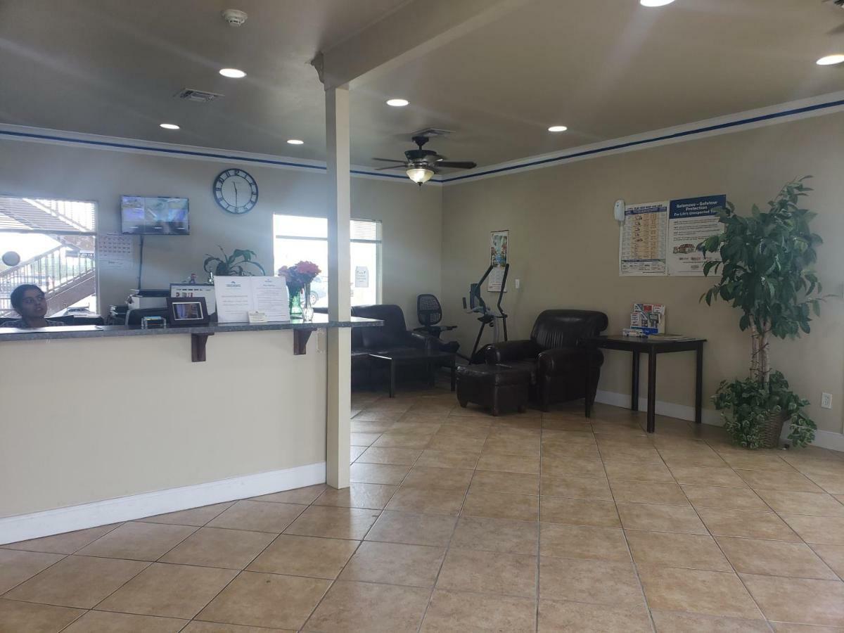 ויקטוריה Crossroads Inn & Suites מראה חיצוני תמונה