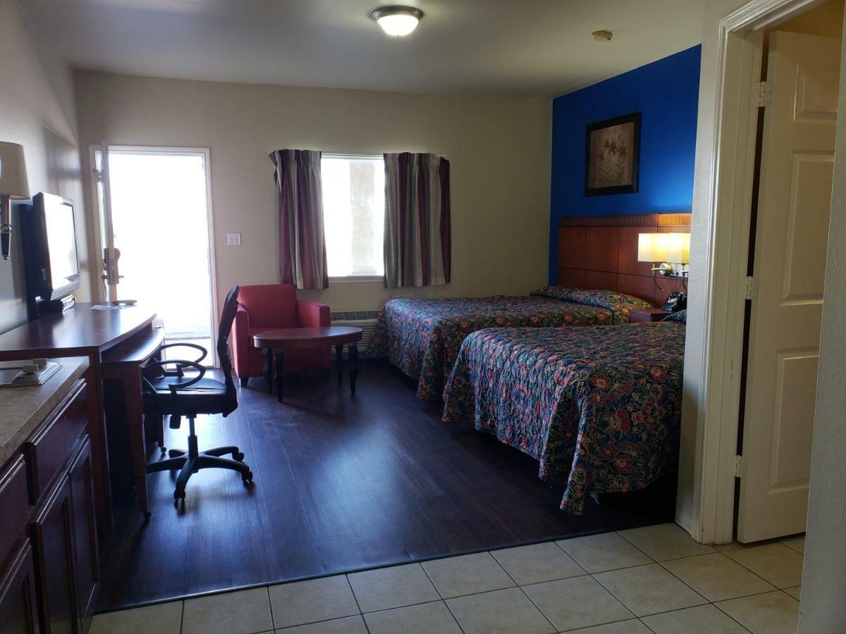 ויקטוריה Crossroads Inn & Suites מראה חיצוני תמונה