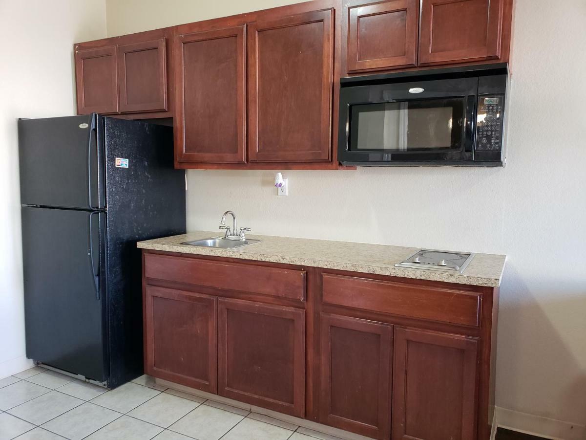 ויקטוריה Crossroads Inn & Suites מראה חיצוני תמונה