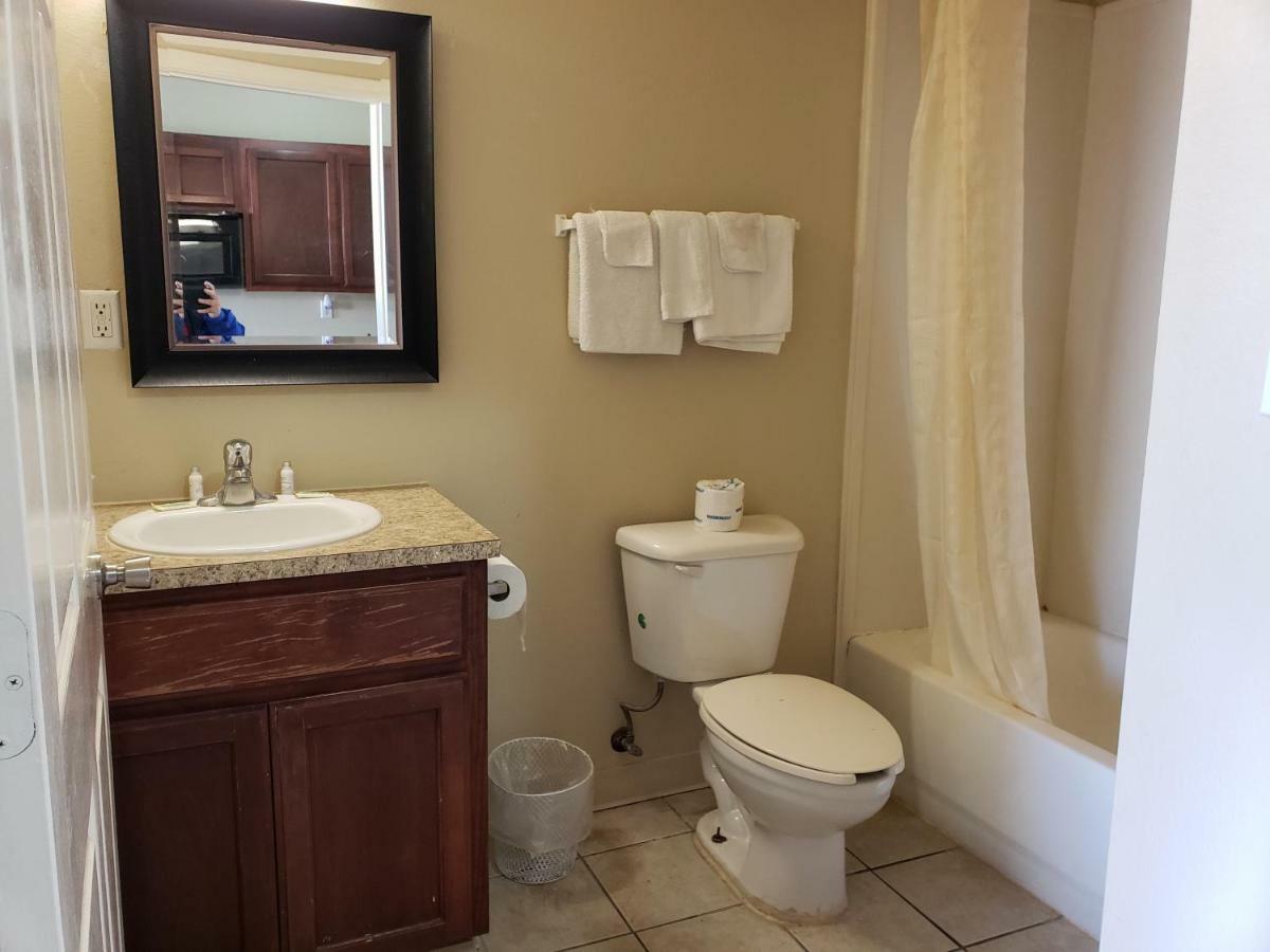 ויקטוריה Crossroads Inn & Suites מראה חיצוני תמונה