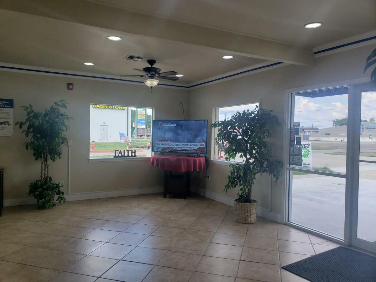 ויקטוריה Crossroads Inn & Suites מראה חיצוני תמונה